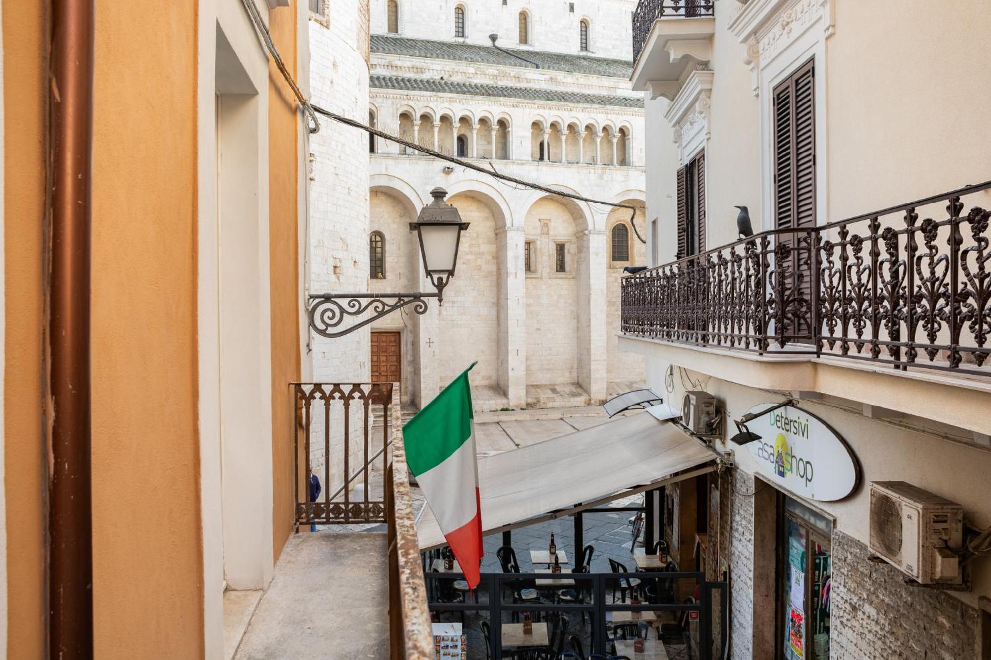 Bari Landlord 8 - Una Finestra Sulla Cattedrale Exterior photo